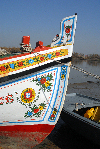 Portugal - Sarilhos Pequenos: decorated prow - traditional boat of the Tagus river / proa decorada de um barco tradicional do Tejo - photo by M.Durruti