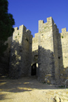 Sesimbra, Portugal: the castle - gate in the inner walls - Castelo de Sesimbra ou castelo dos Mouros - entrada nas muralhas interiores - photo by M.Durruti