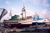 Portugal - Setubal: repairing trawlers - fishing harbour / reparando traineiras - doca pesqueira - photo by M.Durruti