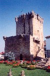 Portugal - Trs os Montes - Chaves: torre de menagem construida por D. Dinis e museu militar / keep and military museum - photo by M.Durruti