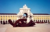 Portugal - Lisboa / Lissabon / Lisbonne: Terreiro do Pao (escultura do Croata Dsuman Dzamonja) - entrada da Baixa Pombalina - photo by M.Durruti