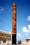 Puerto Rico - San Juan: columna en la Plaza del Quinto Centenario (photo by M.Torres)