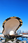 Doha, Qatar: Pearl and Oyster Fountain - south end of the Corniche - West Bay skyline in the background - photo by M.Torres