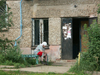 Russia / Russia / Rusia - Udmurtia - Izhevsk: a pensioner's life - outside an apartment building - photo by P.Artus