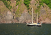 Saba: yacht moored by the cliffs - photo by M.Torres