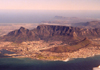 South Africa - Cape Town: flying in (Table mountain - with cloth, Lion's Head, Devil's Peak and the city from the air) (photo by M.Torres)