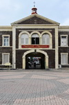 Basseterre, Saint Kitts island, Saint Kitts and Nevis: the Treasury Building - the arch was the entrance gate to the island in British colonial times - National Museum - photo by M.Torres