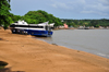 So Tom, So Tom and Prncipe / STP: ferry 'Prcipe' stranded on the beach - soldiers evaluate the situation - built by Aresa Boats - Ana Chaves bay / o ferry 'Prcipe' encalhado na praia - pago pela ADDAX e por Taiwan - baa Ana Chaves - photo by M.Torres