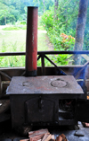 So Joo plantation / roa So Joo, Cau district, So Tom and Prcipe / STP: old wood fired stove still going strong / fogo a lenha - photo by M.Torres