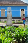 So Joo dos Angolares, Cau district, So Tom and Prcipe / STP: woman going to a public fountain to fetch water- colonial house in the backround / mulher Angolar dirige-se ao fontanrio para buscar gua - photo by M.Torres