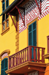 Alghero / L'Alguer, Sassari province, Sardinia / Sardegna / Sardigna: balcony on a decorated faade - corner of Via Garibaldi and Via Catalogna - photo by M.Torres