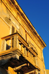 Porto Torres / Pltu Trra, Sassari province, Sardinia / Sardegna / Sardigna: balcony with console brackets - decaying balustrade and plinths - photo by M.Torres