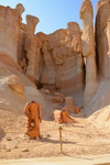 Al-Qarah, Al-Hofuf, Al-Ahsa Oasis, Eastern Province, Saudi Arabia: ravine and cliff with hoodoos and headless figures at Al-Qarah mountain / Jabal Al-Qarah, UNESCO world heritage site - photo by M.Torres
