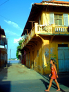 Saint-Louis / Ndar, Senegal: touriste Europenne dans la vieille ville - Architecture coloniale - photo by T.Trenchard