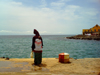 Gore Island / le de Gore, Dakar, Senegal: femme avec son bb prs de la mer - photo by T.Trenchard