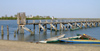 Sngal - Joal-Fadiouth: un pont de bois relie Joal, sur le littoral, et Fadiouth, une le artificielle constitue d'amoncellements de coquillages - Petite-Cte - photographie par G.Frysinger