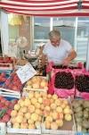 Sicily / Sicilia - Siracusa: fruit merchant (photo by Juraj Kaman)