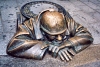 Slovakia / Slowakei - Bratislava: sculpture Man at work - peeper - Cumil - Soka C(umila ozdobila Star Me(sto teprve nedvno. Podobnch vtvoru je tu ale vc - sculptor Viktor Hulk (photo by M.Torres)