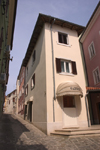 Slovenia - Izola / Isola d'Istria: narrow street - photo by I.Middleton