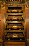 Spain / Espaa - San Lorenzo de El Escorial: Royal Monastery of San Lorenzo de El Escorial - Royal Pantheon - tombs of Carlos V, Filipe I, II, II and IV - Real Monasterio de San Lorenzo de El Escorial - Panten de Reyes - photo by M.Torres