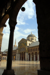 Syria - Damascus: Omayyad Mosque - arches of the riwaq and northern faade of the mosque's main hall - photographer: M.Torres