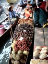 Thailand - Damnern Saduak - Ratchaburi - Floating market: exotic fruits (photo by Llonaid)