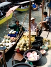 Thailand - Damnern Saduak - Ratchaburi - Floating market: bargaining (photo by Llonaid)