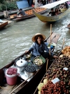 Thailand - Damnern Saduak - Ratchaburi - Floating market: floating kitchen and crew (photo by Llonaid)
