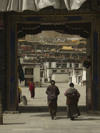Tibet - Shigatse / Xigaz: gate - photo by M.Samper