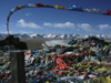 Tibet - Namtso Lake: prayer flags - photo by M.Samper