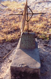 East Timor - Timor Leste - Timor: grave on the beach - inscription in broken Portuguese (photo by Mrio Tom)