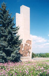 Bendery / Bender / Tighina - Transnistria / Transdniestr / Pridnestrovie: glory and flowers - Soviet monument - photo by M.Torres
