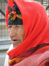 Tunisia - Douz: Berberwoman covered in red (photo by J.Kaman)