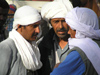 Tunisia - Douz: Berbers discussing (photo by J.Kaman)