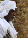 Tunisia - Douz: dark man in white scarf (photo by J.Kaman)