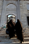 Istanbul, Turkey: muslim women entering the New mosque / yeni camii - photo by J.Wreford