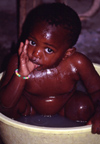Uganda - Fort Portal - toddler taking a bath and sucking his thumb - photos of Africa by F.Rigaud