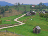 Transcarpathia / Zakarpattya, Ukraine: countryside around Jablonica - green slope with road and rural houses - photo by J.Kaman