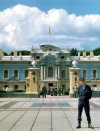 Ukraine - Kiev / Kyyiv / KBP / IEV: waiting for the president - Mariyinsky Palace (photo by Miguel Torres)