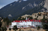 Estes Park, Larimer County, Colorado, USA: The Stanley Hotel - Georgian architecture - designed by F.O.Stanley - a favourite of John Philip Sousa and Stephen King - Wonder View Ave. - photo by M.Torres