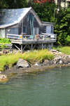 Damariscotta, Maine, New England, USA: wooden cottage by the Damariscotta River - photo by M.Torres