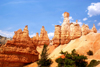 Bryce Canyon National Park, Utah, USA: Queens Garden Trail - the rocks change colour from red at the bottom to white at the top  - photo by A.Ferrari