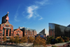 Baltimore, Maryland, USA: Power Plant and Aquarium - Harry and Jeanette Weinberg Waterfront Park along Dugan's Wharf - Rhodeside and Harwell landscape architecture - photo by M.Torres