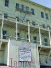 San Francisco (California): Alcatraz island - US penitentiary - welcome sign - photo by M.Bergsma