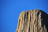 Devils Tower National Monument, Wyoming: flat top with signs of erosion - 5,112 feet above sea level - photo by M.Torres