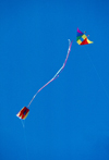 California: flying kite and blue sky - Milorcha, Milotxa, Drage, Drachen, Cometa, Kajto, Cerf-volant, Papaventos, Kaito, Aquilone,Vliegeren, Drake, Latawiec, Pipa, Spuscanje zmajev, Leija, Saranggola, Plakwoaier - photo by J.Fekete