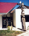 Vanuatu / Ripablik blong Vanuatu - Efat island - Port Vila: totems (photo by G.Frysinger)