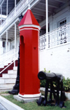 US Virgin Islands - Saint Thomas: Charlotte Amalie - guarding Government House - Kongens Gade (photo by M.Torres)