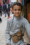 Sana'a / Sanaa, Yemen: boy with Jambiyya - with a jambiya at the waist - Arabian ceremonial dagger with a  short curved blade that is worn on a belt - the jambiyya identifies his clan - photo by J.Pemberton