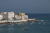 Al Mukalla, Hadhramaut Governorate, Yemen: view of part of Old Town - fishing boats and mosque - capital of the Qu'aiti sultanate till 1967 - Arabian Sea - photo by J.Pemberton